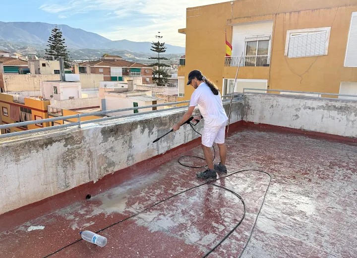Trabajo real de pintura y limpieza en azotea